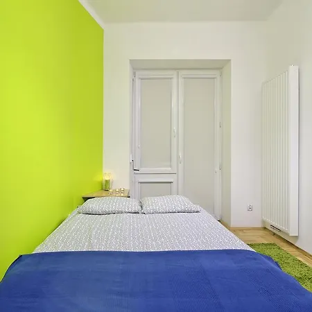 Fruity Near City Center Apartman